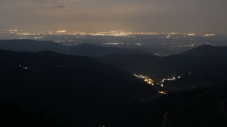 Dieses Bild zeigt eine Webcam-Aufnahme vom Achertal, aufgenommen am Freitag, den 09.05.2025 um 00:00 Uhr. Die Temperatur betrug 4.4°C.