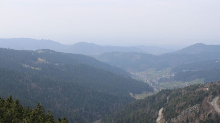 Dieses Bild zeigt eine Webcam-Aufnahme vom Achertal, aufgenommen am Dienstag, den 10.03.2026 um 13:10 Uhr. Die Temperatur betrug 10.7°C.