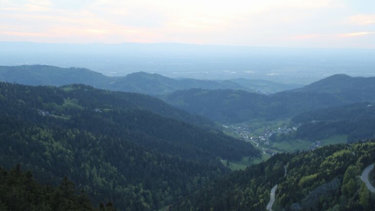 Dieses Bild zeigt eine Webcam-Aufnahme vom Achertal, aufgenommen am Montag, den 27.04.2026 um 20:30 Uhr. Die Temperatur betrug 11.1°C.