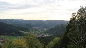 Dieses Bild zeigt eine Webcam-Aufnahme vom Achertal, aufgenommen am Donnerstag, den 22.10.2026 um 17:00 Uhr. Die Temperatur betrug 8.8°C.