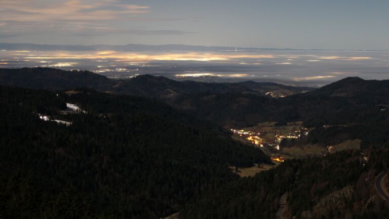 Dieses Bild zeigt eine Webcam-Aufnahme vom Achertal, aufgenommen am Mittwoch, den 04.02.2026 um 01:00 Uhr. Die Temperatur betrug 3.9°C.