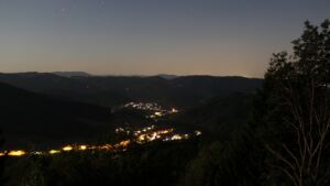 Dieses Bild zeigt eine Webcam-Aufnahme vom Achertal, aufgenommen am Mittwoch, den 29.07.2026 um 23:00 Uhr. Die Temperatur betrug 28.5°C.