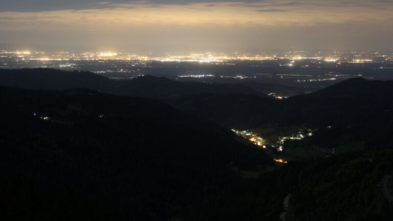 Dieses Bild zeigt eine Webcam-Aufnahme vom Achertal, aufgenommen am Dienstag, den 06.05.2025 um 22:40 Uhr. Die Temperatur betrug 4.6°C.