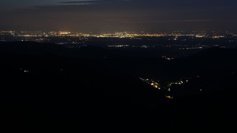 Dieses Bild zeigt eine Webcam-Aufnahme vom Achertal, aufgenommen am Sonntag, den 03.08.2025 um 22:20 Uhr. Die Temperatur betrug 10.2°C.