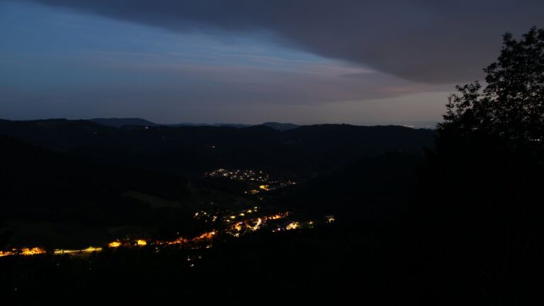 Dieses Bild zeigt eine Webcam-Aufnahme vom Achertal, aufgenommen am Sonntag, den 14.06.2026 um 22:40 Uhr. Die Temperatur betrug 13.6°C.