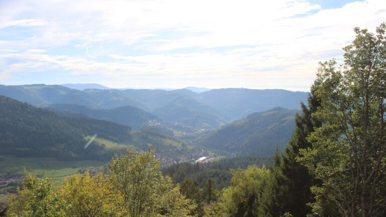 Dieses Bild zeigt eine Webcam-Aufnahme vom Achertal, aufgenommen am Freitag, den 16.10.2026 um 16:10 Uhr. Die Temperatur betrug 21.4°C.