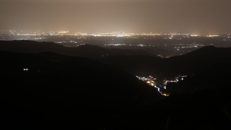 Dieses Bild zeigt eine Webcam-Aufnahme vom Achertal, aufgenommen am Freitag, den 14.11.2025 um 23:00 Uhr. Die Temperatur betrug 15.3°C.