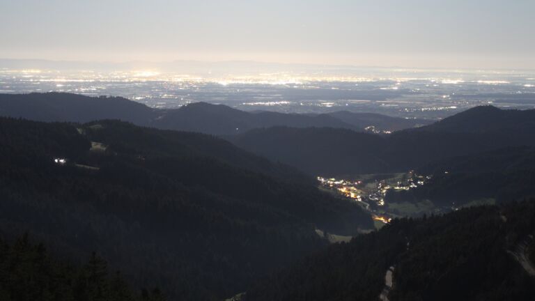 Dieses Bild zeigt eine Webcam-Aufnahme vom Achertal, aufgenommen am Montag, den 02.03.2026 um 05:00 Uhr. Die Temperatur betrug 4.6°C.