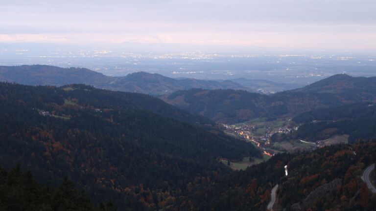 Dieses Bild zeigt eine Webcam-Aufnahme vom Achertal, aufgenommen am Freitag, den 17.10.2025 um 19:00 Uhr. Die Temperatur betrug 6.4°C.