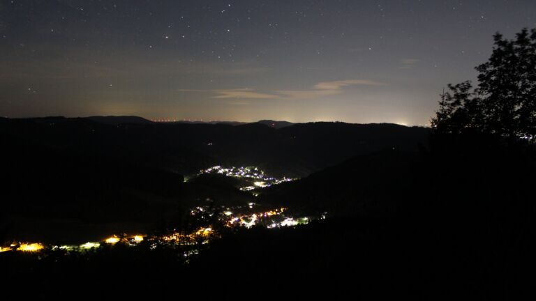 Dieses Bild zeigt eine Webcam-Aufnahme vom Achertal, aufgenommen am Mittwoch, den 08.07.2026 um 01:00 Uhr. Die Temperatur betrug 19.7°C.
