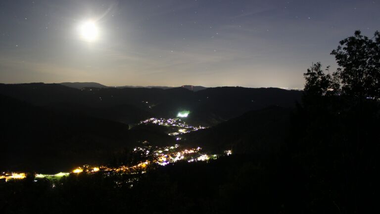 Dieses Bild zeigt eine Webcam-Aufnahme vom Achertal, aufgenommen am Freitag, den 18.09.2026 um 21:00 Uhr. Die Temperatur betrug 13°C.