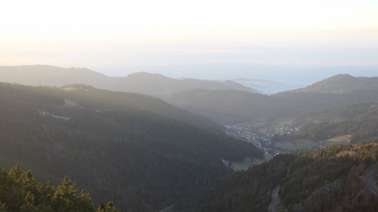 Dieses Bild zeigt eine Webcam-Aufnahme vom Achertal, aufgenommen am Mittwoch, den 17.12.2025 um 16:00 Uhr. Die Temperatur betrug 6.9°C.