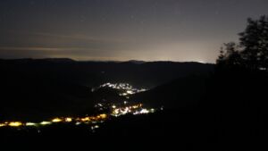 Dieses Bild zeigt eine Webcam-Aufnahme vom Achertal, aufgenommen am Montag, den 20.07.2026 um 03:40 Uhr. Die Temperatur betrug 13.5°C.