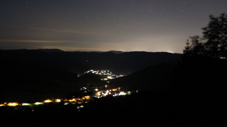 Dieses Bild zeigt eine Webcam-Aufnahme vom Achertal, aufgenommen am Montag, den 20.07.2026 um 03:40 Uhr. Die Temperatur betrug 13.5°C.
