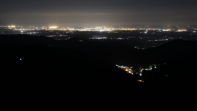 Dieses Bild zeigt eine Webcam-Aufnahme vom Achertal, aufgenommen am Montag, den 20.04.2026 um 00:00 Uhr. Die Temperatur betrug 4.8°C.