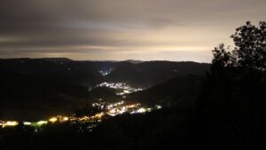 Dieses Bild zeigt eine Webcam-Aufnahme vom Achertal, aufgenommen am Sonntag, den 20.09.2026 um 20:50 Uhr. Die Temperatur betrug 16.8°C.