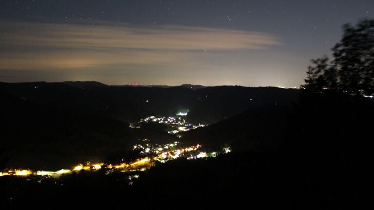Dieses Bild zeigt eine Webcam-Aufnahme vom Achertal, aufgenommen am Samstag, den 13.06.2026 um 23:50 Uhr. Die Temperatur betrug 17.2°C.