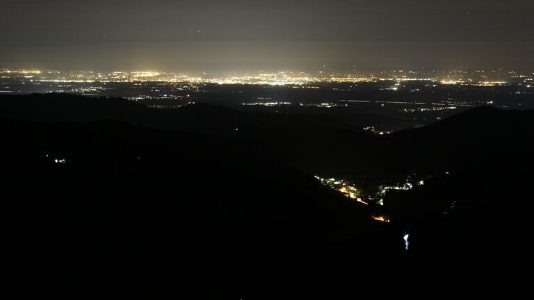 Dieses Bild zeigt eine Webcam-Aufnahme vom Achertal, aufgenommen am Freitag, den 19.09.2025 um 23:00 Uhr. Die Temperatur betrug 22.8°C.