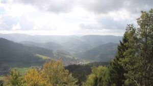 Dieses Bild zeigt eine Webcam-Aufnahme vom Achertal, aufgenommen am Mittwoch, den 28.10.2026 um 13:40 Uhr. Die Temperatur betrug 10.9°C.