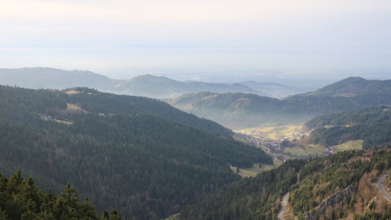 Dieses Bild zeigt eine Webcam-Aufnahme vom Achertal, aufgenommen am Samstag, den 20.12.2025 um 15:10 Uhr. Die Temperatur betrug 9.5°C.