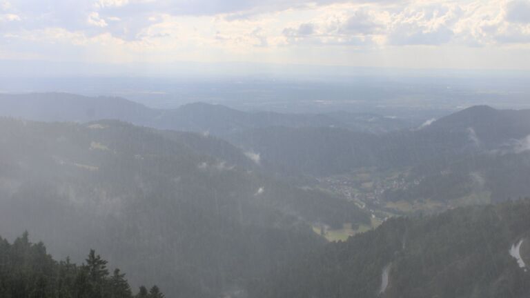 Dieses Bild zeigt eine Webcam-Aufnahme vom Achertal, aufgenommen am Donnerstag, den 26.06.2025 um 17:50 Uhr. Die Temperatur betrug 14.5°C.