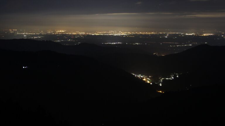 Dieses Bild zeigt eine Webcam-Aufnahme vom Achertal, aufgenommen am Mittwoch, den 15.04.2026 um 00:00 Uhr. Die Temperatur betrug 2.7°C.