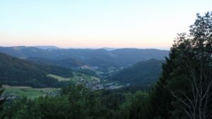 Dieses Bild zeigt eine Webcam-Aufnahme vom Achertal, aufgenommen am Samstag, den 04.07.2026 um 21:20 Uhr. Die Temperatur betrug 21.1°C.