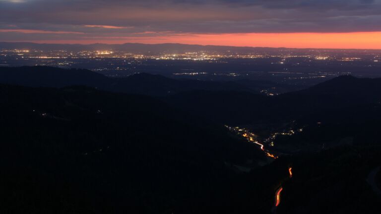 Dieses Bild zeigt eine Webcam-Aufnahme vom Achertal, aufgenommen am Freitag, den 16.05.2025 um 22:00 Uhr. Die Temperatur betrug 8.9°C.