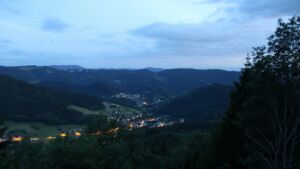 Dieses Bild zeigt eine Webcam-Aufnahme vom Achertal, aufgenommen am Dienstag, den 09.06.2026 um 22:10 Uhr. Die Temperatur betrug 11.4°C.