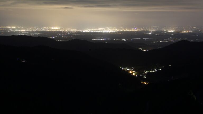 Dieses Bild zeigt eine Webcam-Aufnahme vom Achertal, aufgenommen am Dienstag, den 27.05.2025 um 22:40 Uhr. Die Temperatur betrug 10.8°C.