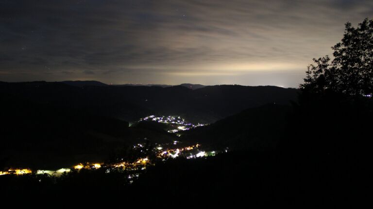 Dieses Bild zeigt eine Webcam-Aufnahme vom Achertal, aufgenommen am Montag, den 15.06.2026 um 02:50 Uhr. Die Temperatur betrug 11.3°C.