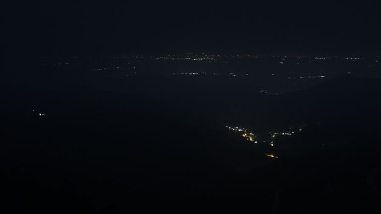 Dieses Bild zeigt eine Webcam-Aufnahme vom Achertal, aufgenommen am Montag, den 13.10.2025 um 02:00 Uhr. Die Temperatur betrug 5.6°C.