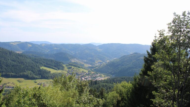 Dieses Bild zeigt eine Webcam-Aufnahme vom Achertal, aufgenommen am Mittwoch, den 22.07.2026 um 17:50 Uhr. Die Temperatur betrug 26.4°C.