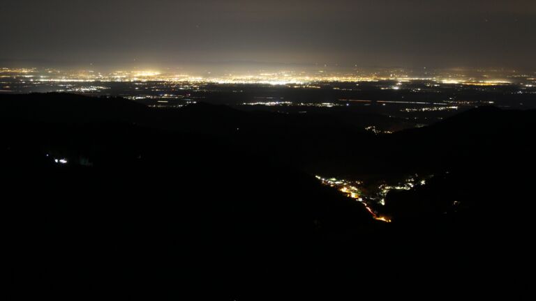 Dieses Bild zeigt eine Webcam-Aufnahme vom Achertal, aufgenommen am Dienstag, den 11.11.2025 um 23:00 Uhr. Die Temperatur betrug 8.2°C.