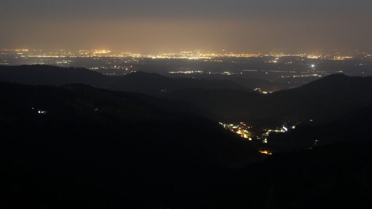 Dieses Bild zeigt eine Webcam-Aufnahme vom Achertal, aufgenommen am Montag, den 11.08.2025 um 22:40 Uhr. Die Temperatur betrug 19.1°C.