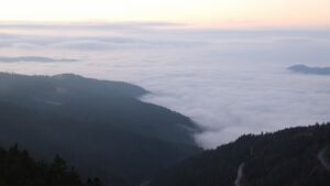 Dieses Bild zeigt eine Webcam-Aufnahme vom Achertal, aufgenommen am Samstag, den 13.12.2025 um 16:50 Uhr. Die Temperatur betrug 6.9°C.