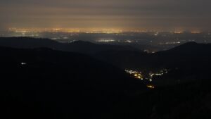 Dieses Bild zeigt eine Webcam-Aufnahme vom Achertal, aufgenommen am Sonntag, den 08.03.2026 um 03:30 Uhr. Die Temperatur betrug 9.5°C.