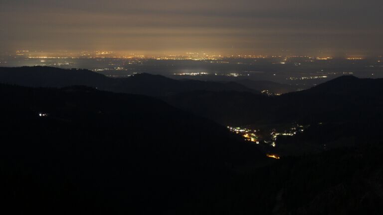 Dieses Bild zeigt eine Webcam-Aufnahme vom Achertal, aufgenommen am Sonntag, den 08.03.2026 um 03:30 Uhr. Die Temperatur betrug 9.5°C.