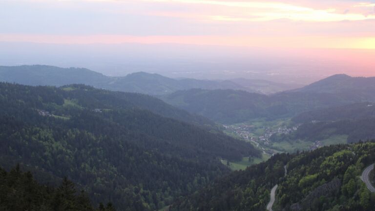Dieses Bild zeigt eine Webcam-Aufnahme vom Achertal, aufgenommen am Montag, den 05.05.2025 um 20:40 Uhr. Die Temperatur betrug 4.8°C.