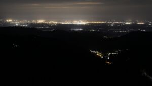 Dieses Bild zeigt eine Webcam-Aufnahme vom Achertal, aufgenommen am Samstag, den 18.04.2026 um 02:00 Uhr. Die Temperatur betrug 12.1°C.