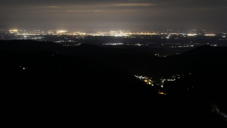 Dieses Bild zeigt eine Webcam-Aufnahme vom Achertal, aufgenommen am Samstag, den 18.04.2026 um 02:00 Uhr. Die Temperatur betrug 12.1°C.