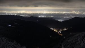 Dieses Bild zeigt eine Webcam-Aufnahme vom Achertal, aufgenommen am Mittwoch, den 26.11.2025 um 20:00 Uhr. Die Temperatur betrug -2.6°C.