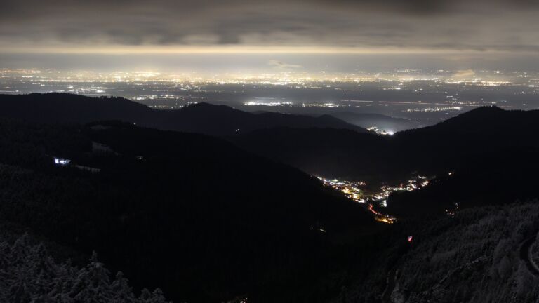 Dieses Bild zeigt eine Webcam-Aufnahme vom Achertal, aufgenommen am Mittwoch, den 26.11.2025 um 20:00 Uhr. Die Temperatur betrug -2.6°C.