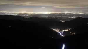 Dieses Bild zeigt eine Webcam-Aufnahme vom Achertal, aufgenommen am Freitag, den 19.12.2025 um 19:00 Uhr. Die Temperatur betrug 6.3°C.