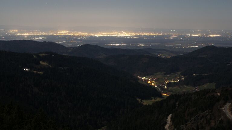 Dieses Bild zeigt eine Webcam-Aufnahme vom Achertal, aufgenommen am Dienstag, den 03.03.2026 um 01:00 Uhr. Die Temperatur betrug 8.2°C.