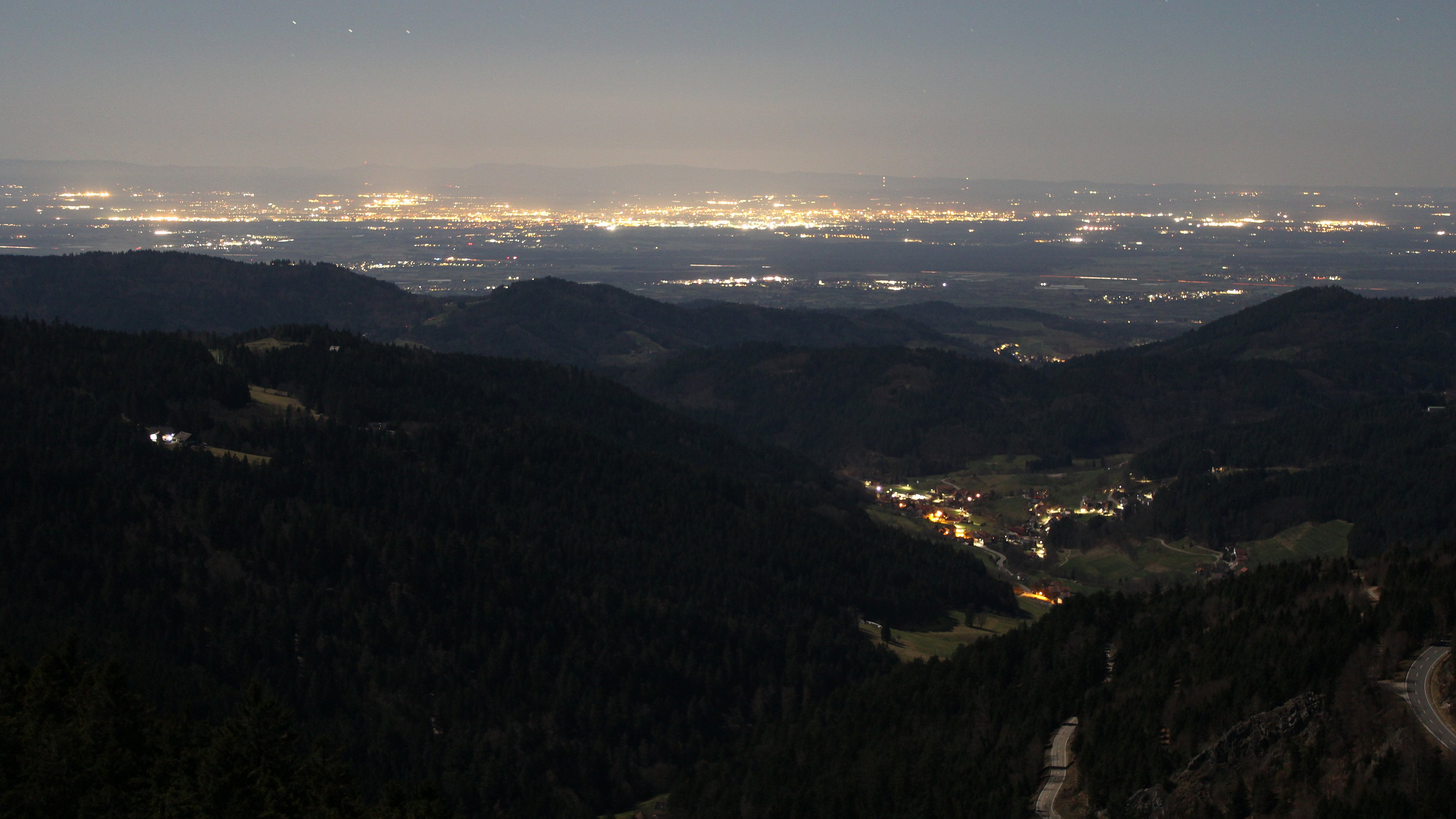 Dieses Bild zeigt eine Webcam-Aufnahme vom Achertal, aufgenommen am Dienstag, den 03.03.2026 um 01:00 Uhr. Die Temperatur betrug 8.2°C.