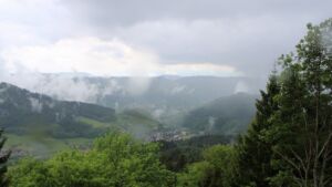 Dieses Bild zeigt eine Webcam-Aufnahme vom Achertal, aufgenommen am Montag, den 18.05.2026 um 16:20 Uhr. Die Temperatur betrug 9.8°C.