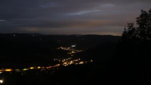 Dieses Bild zeigt eine Webcam-Aufnahme vom Achertal, aufgenommen am Montag, den 26.10.2026 um 18:10 Uhr. Die Temperatur betrug 7.3°C.