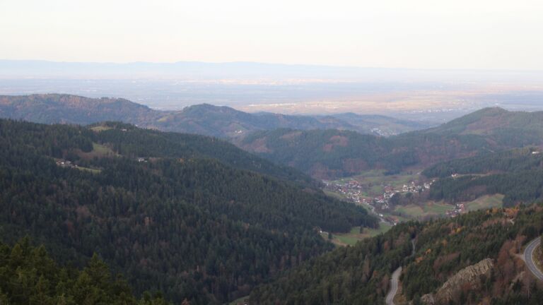 Dieses Bild zeigt eine Webcam-Aufnahme vom Achertal, aufgenommen am Donnerstag, den 13.11.2025 um 08:10 Uhr. Die Temperatur betrug 14.3°C.