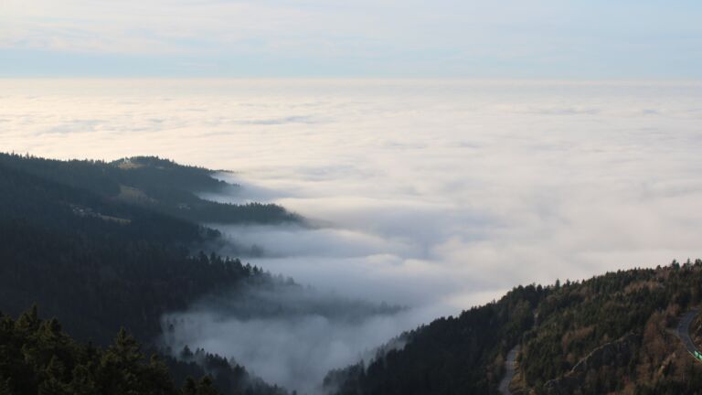 Dieses Bild zeigt eine Webcam-Aufnahme vom Achertal, aufgenommen am Montag, den 22.12.2025 um 15:20 Uhr. Die Temperatur betrug 6.9°C.